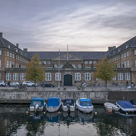 Stylish 4 Bedroom In Cph