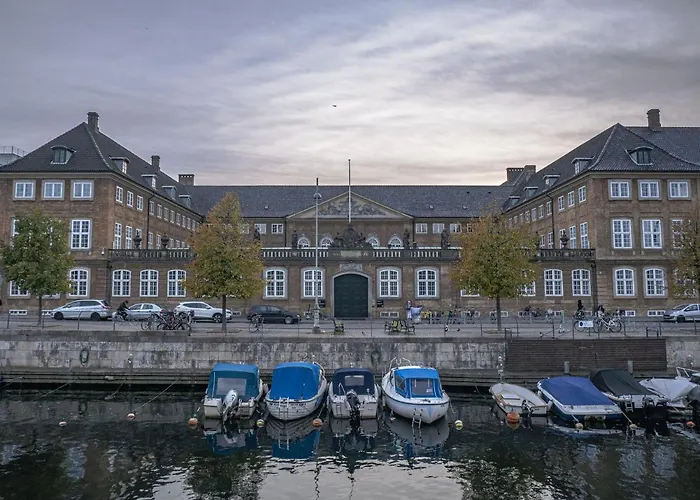 Stylish 4 Bedroom In Cph