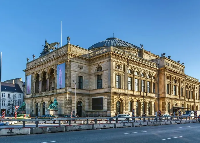 Stylish 4 Bedroom In Cph