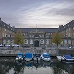 Stylish 4 Bedroom In Cph