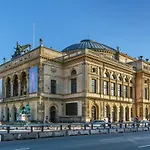 Stylish 4 Bedroom In Cph