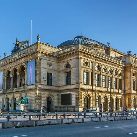 Stylish 4 Bedroom In Cph